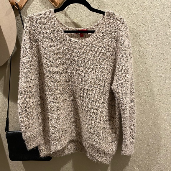 Jennifer Lopez Sweater - Picture 2 of 3